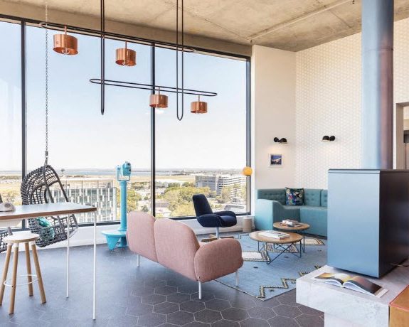 Ngắm nhìn quang cảnh đường lăn và đường băng sân bay từ những chiếc ghế treo ở sảnh Penthouse của Khách sạn Felix tại Sydney. Ảnh: Expedia