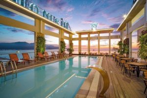 Ngắm bình minh tại tầng 20 của Diamond Sea Hotel