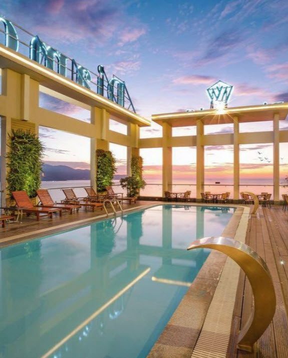 Ngắm bình minh tại tầng 20 của Diamond Sea Hotel