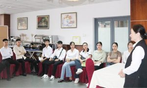 Lớp bồi dưỡng nghiệp vụ nhà hàng cho nhân viên 21 nhà hàng, khách sạn ở Huế