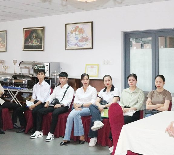 Lớp bồi dưỡng nghiệp vụ nhà hàng cho nhân viên 21 nhà hàng, khách sạn ở Huế