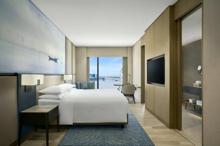 Hệ thống phòng khách sạn được thiết kế hiện đại, tràn ngập ánh sáng tự nhiên.