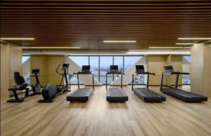 Khách sạn với Phòng tập view toàn cảnh cầu Rồng.