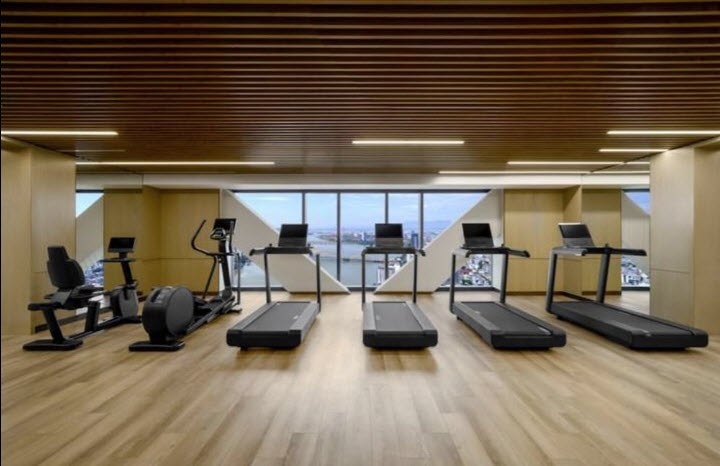 Khách sạn với Phòng tập view toàn cảnh cầu Rồng.