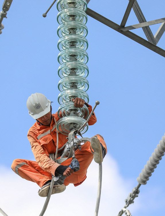 Mất điện 6 lần/đêm, gia đình kéo nhau ra khách sạn ngủ tốn cả triệu đồng