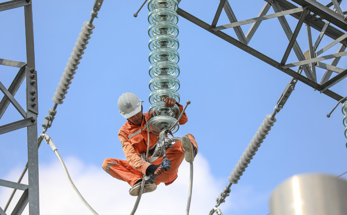 Mất điện 6 lần/đêm, gia đình kéo nhau ra khách sạn ngủ tốn cả triệu đồng