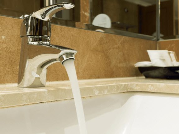 Không được hủy phòng và hoàn tiền, người phụ nữ xả nước ngập phòng khách sạn