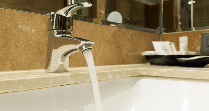 Không được hủy phòng và hoàn tiền, người phụ nữ xả nước ngập phòng khách sạn