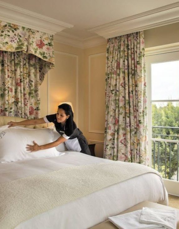 Nhân viên phục vụ dọn dẹp phòng khách sạn