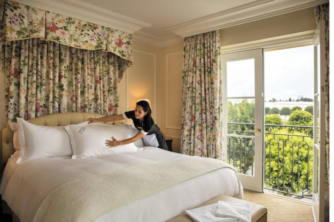 Nhân viên phục vụ dọn dẹp phòng khách sạn