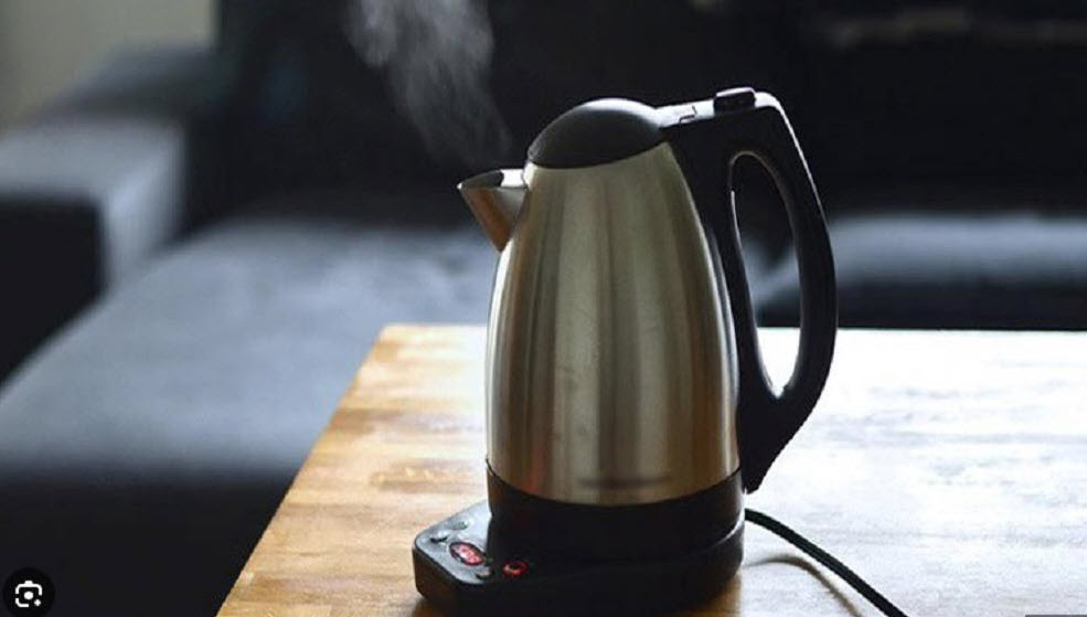 Nên hạn chế dùng ấm nước đun sôi ở khách sạn