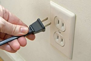 Nên rút phích cắm TV khi nghỉ trong khách sạn