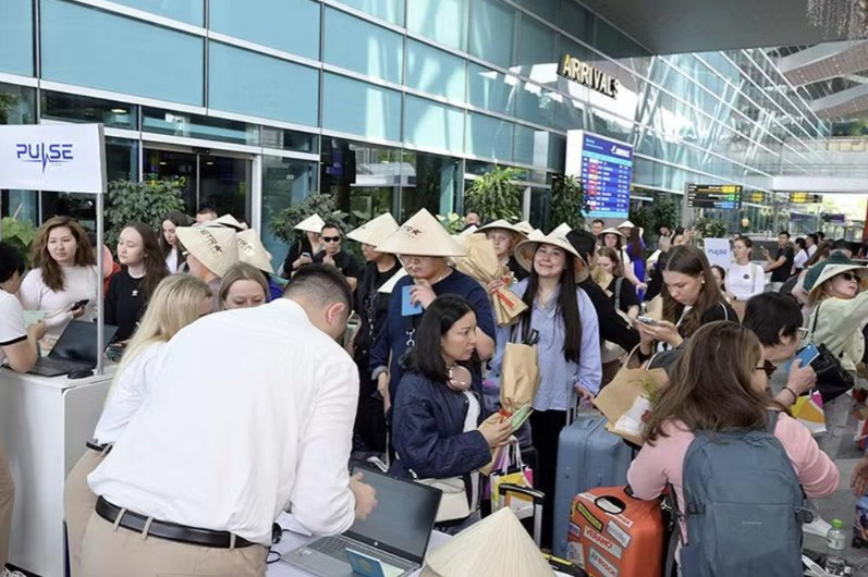 Bất chấp giá vé máy bay tăng cao, lượng khách đến Đà Nẵng bằng đường hàng không trong mùa lễ 30/4-1/5 vẫn tăng cao.