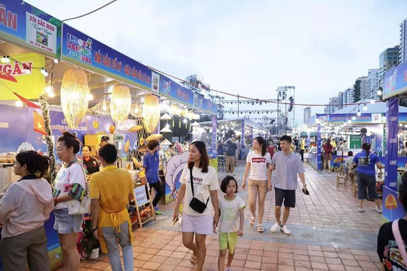Du khách đến với Lễ hội du lịch ẩm thực Đà Nẵng và các hoạt động du lịch biển